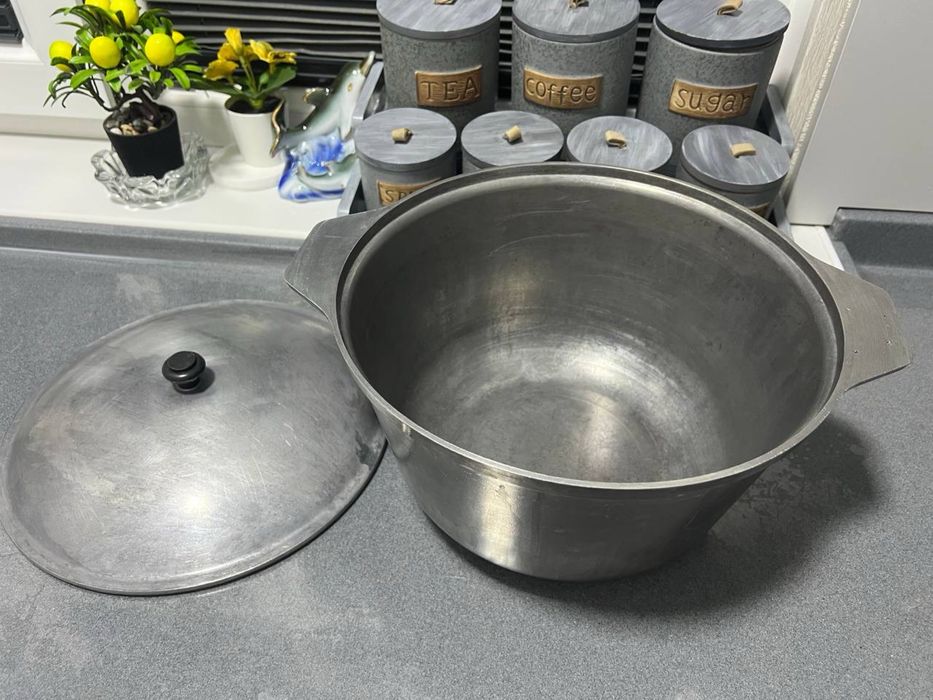 Казан 6 литров  с крышкой 28 см.На ручке есть клеймо.