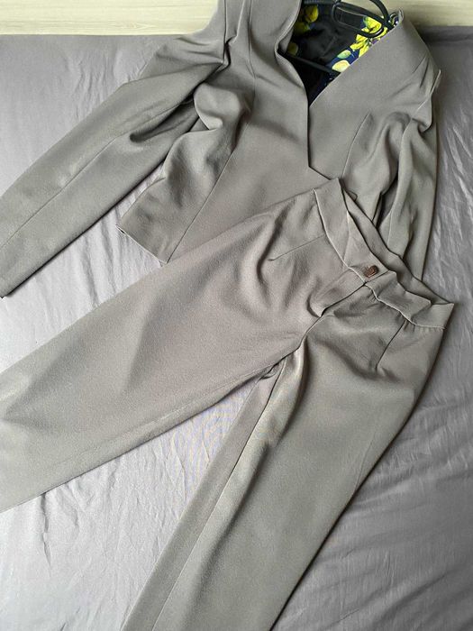 Два модела поръчкови костюма- черен и сив