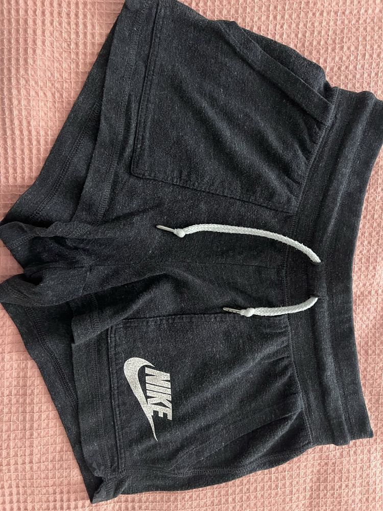 къси панталони Nike XS