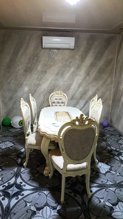 Семейна маса с 6 стола.