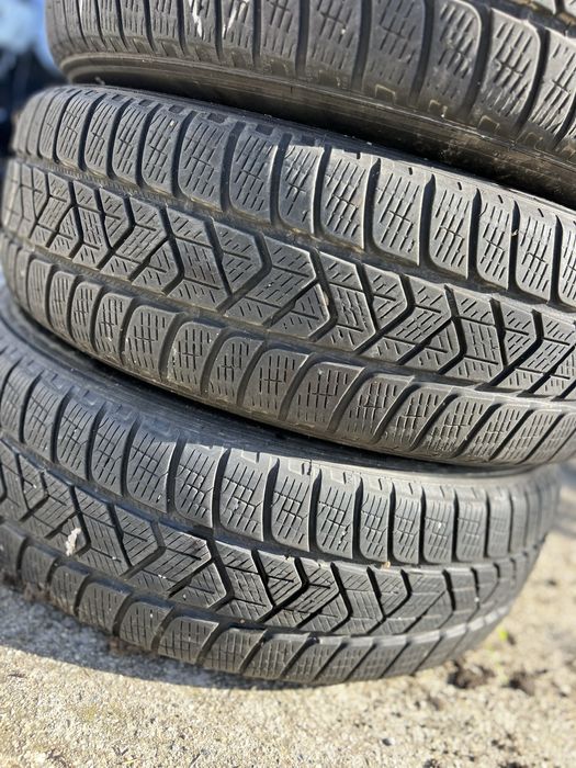 Зимни гуми 215/65/17 Pirelli dot 21.с 7 мм грайфер . Цена за всичките.