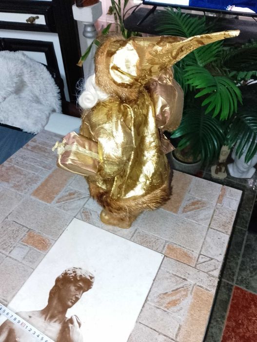 Дядо Коледа в златни одежди, касичка от кокосов орех