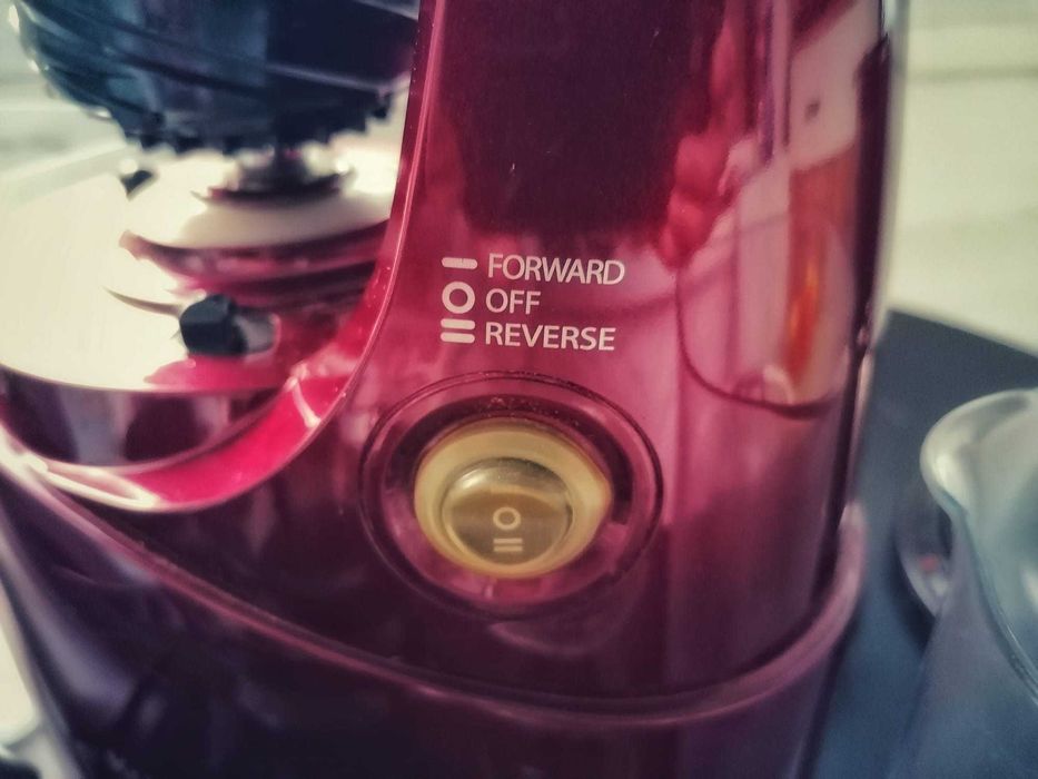 Storcator de fructe si legume cu presare la rece Kuvings B6000