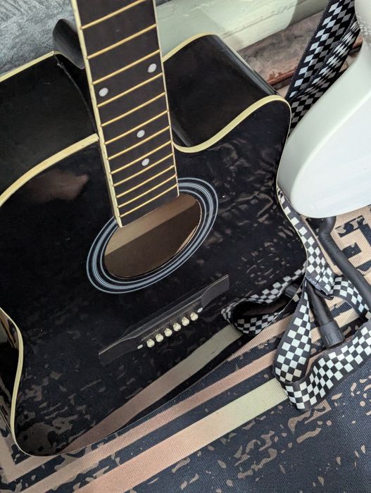 Продам 2 гитары электро и акустическая