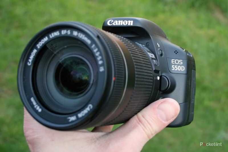 Canon 550D + obiectiv Canon 18-135mm F3.5-5,6 IS