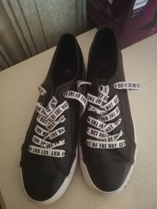 Продам спортивную обувь