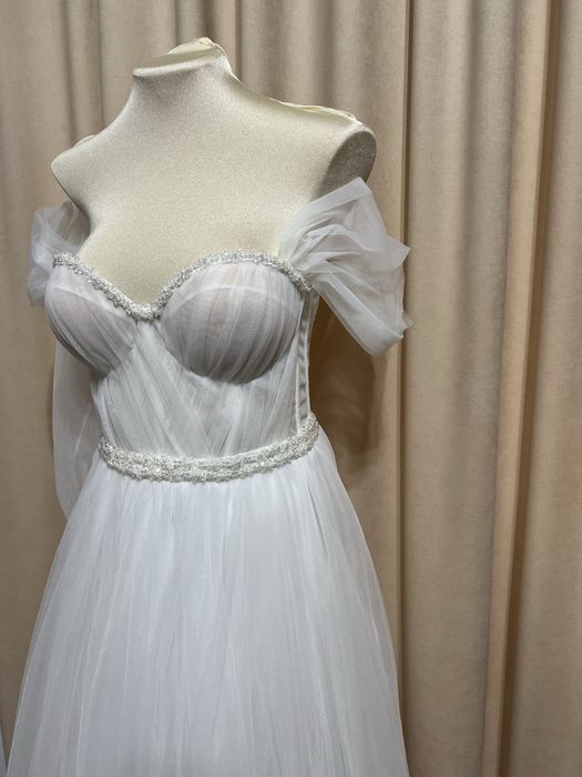 Rochie de Mireasa cu corset reglabil si 2 tipuri de maneci detasabile.