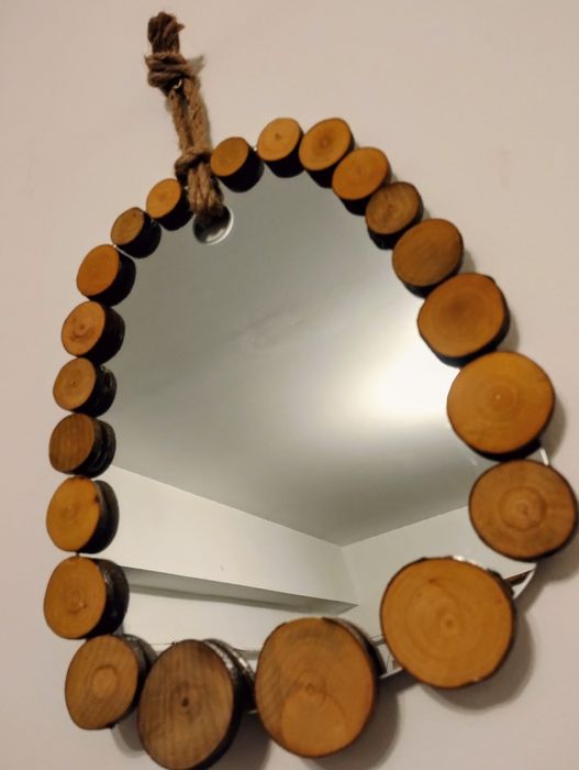 Oglindă rotundă cu ramă decorativă din lemn