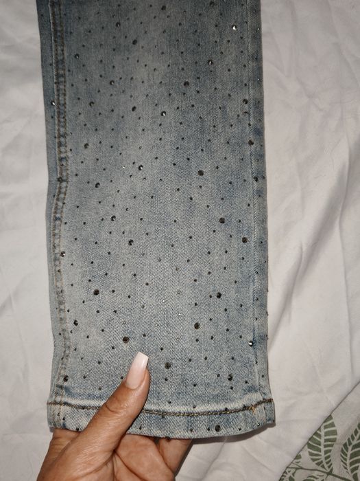 Blugi cu pietre mici