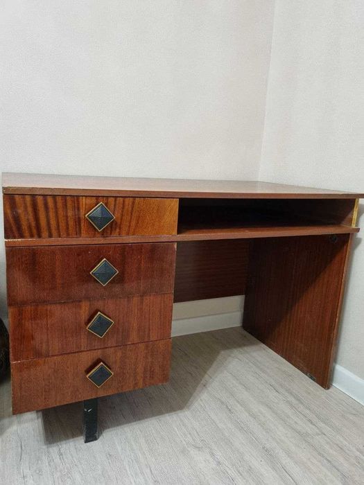 удобный и вместительный письменный стол 110х60х75