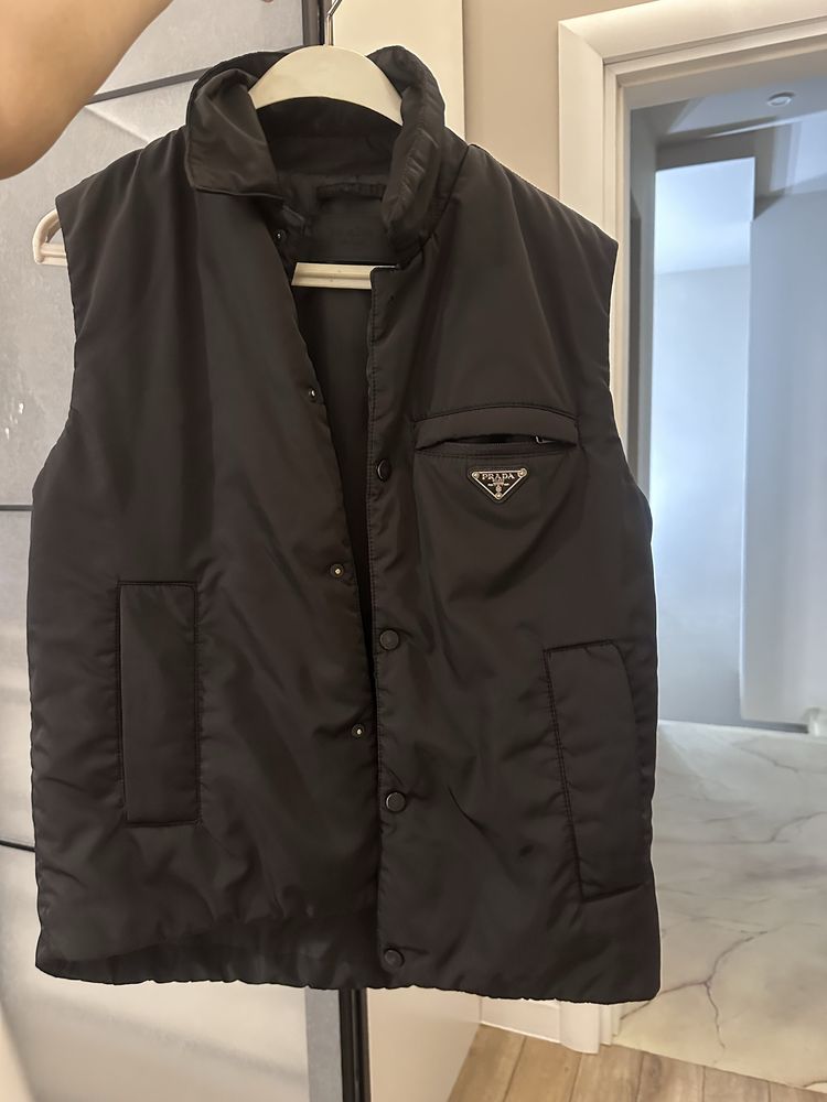 Черен елек от марката PRADA