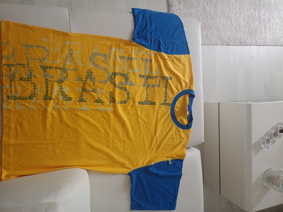 Vând tricou cu  imprimeu,nou nouț, produs de calitate superioara.