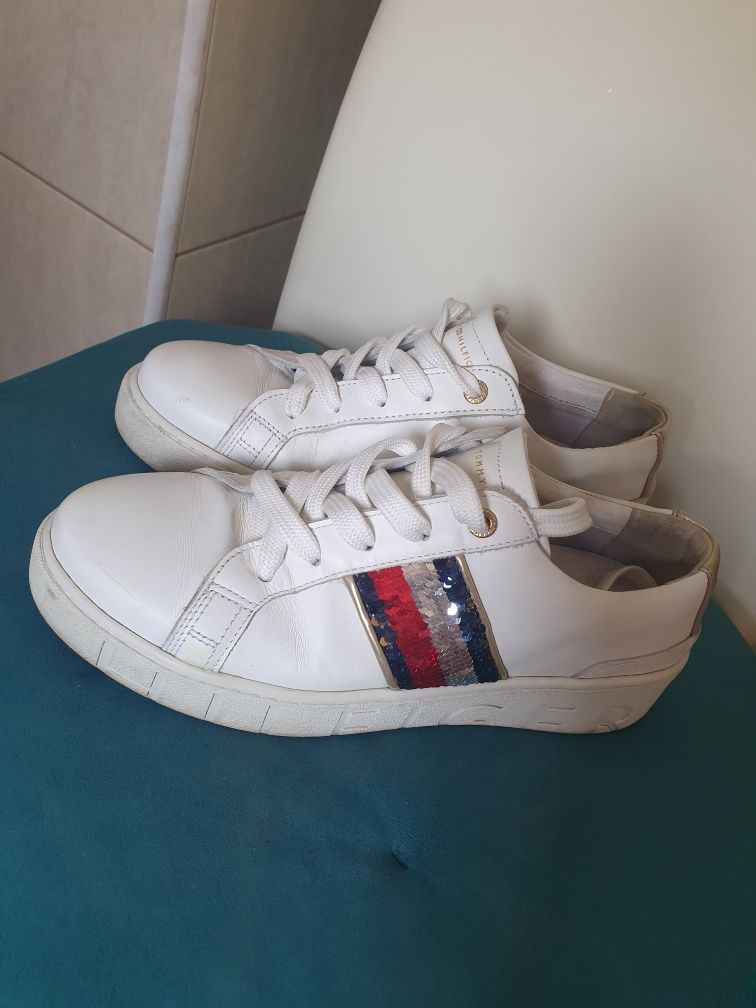 Adidași Tommy Hilfiger.