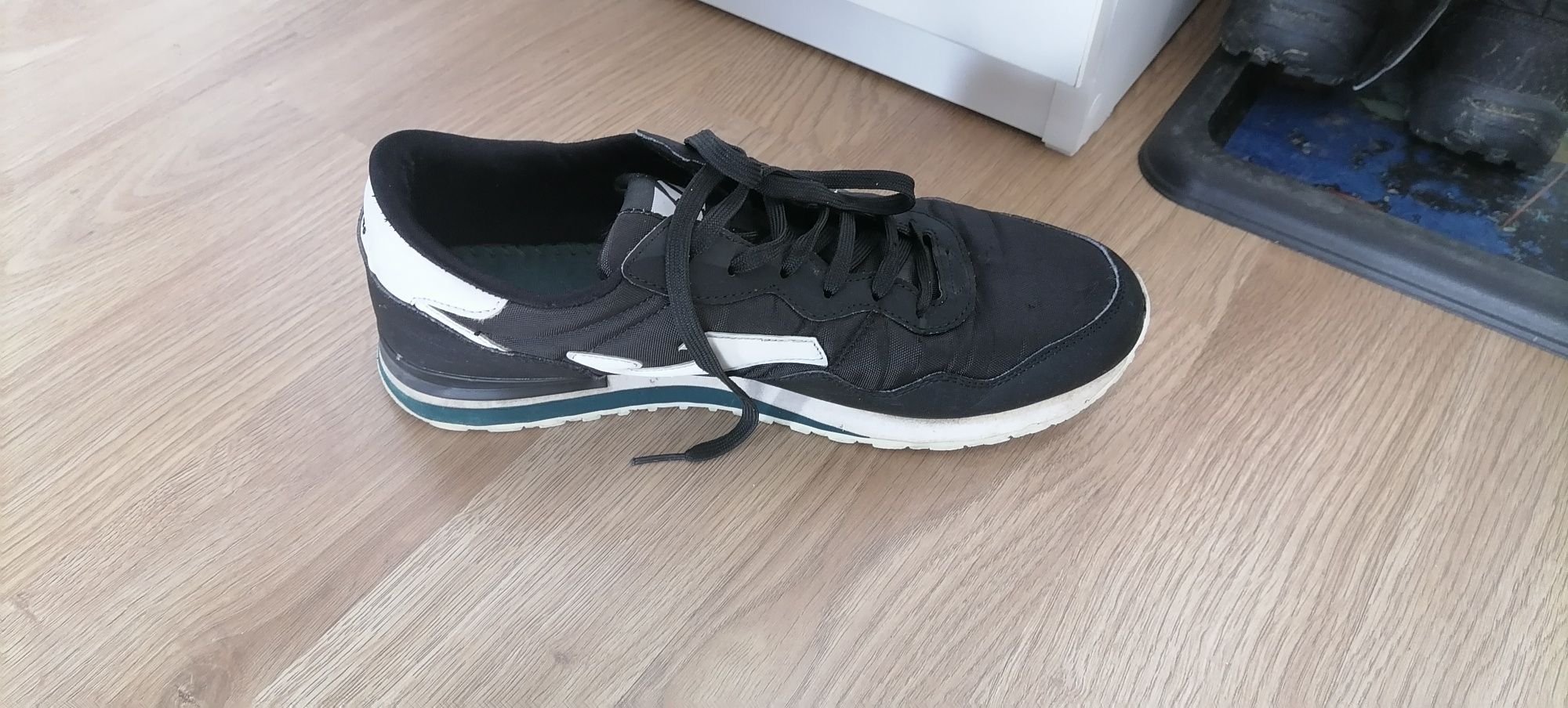 Vând adidași Reebok și Joma