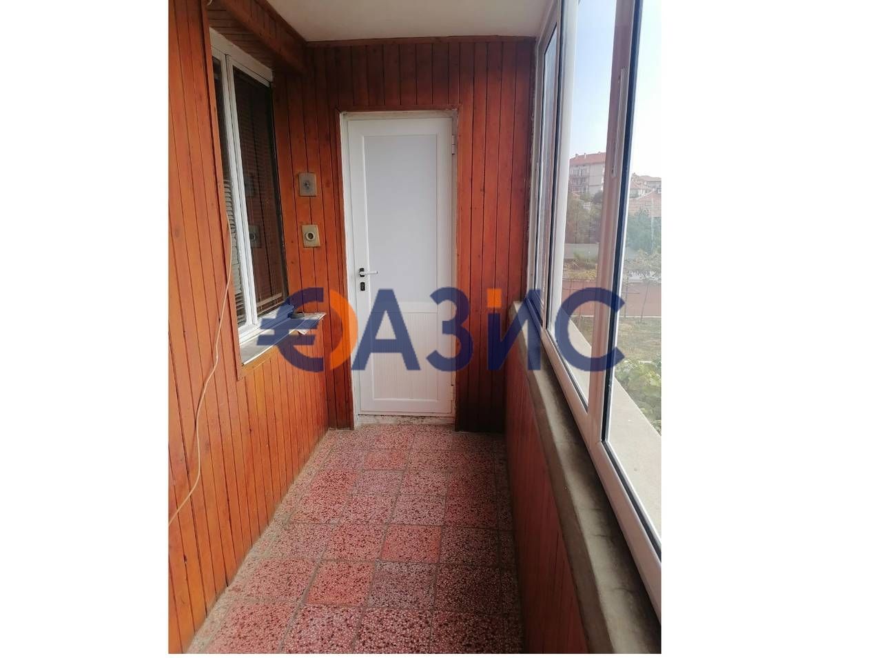 Къща на 3 етажа 252 кв. м.+двор 690 кв. м.+два гаража,център Свети