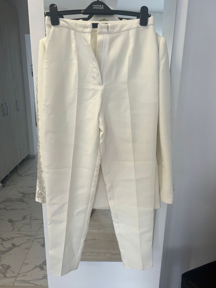 Costum elegant potrivit pt evenimente.