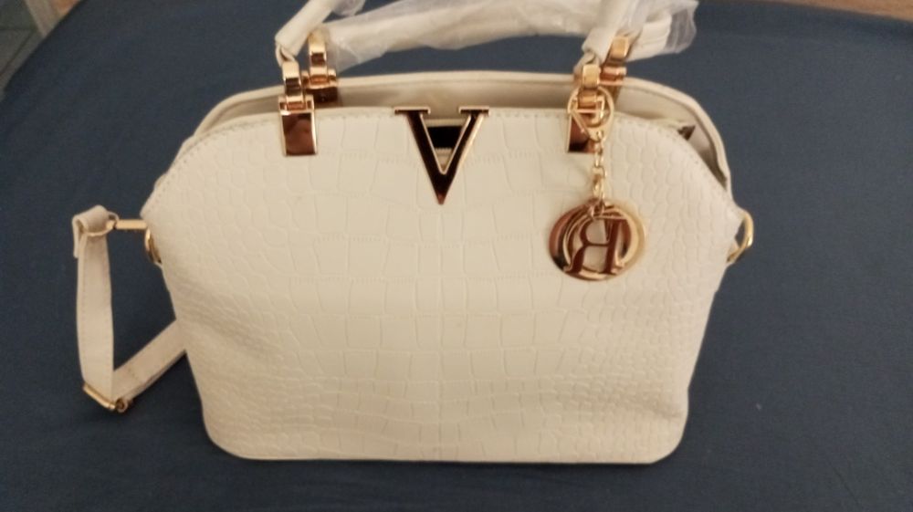 Нови чанти и портфейли. Удобна черно/сиво чанта.