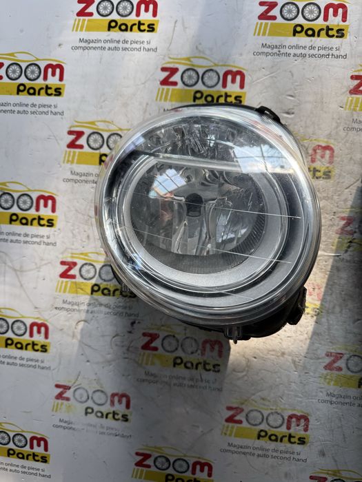 Far dreapta cu defecte pe carcasa Fiat 500