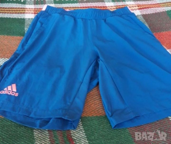 Мъжки къси панталони на Adidas.