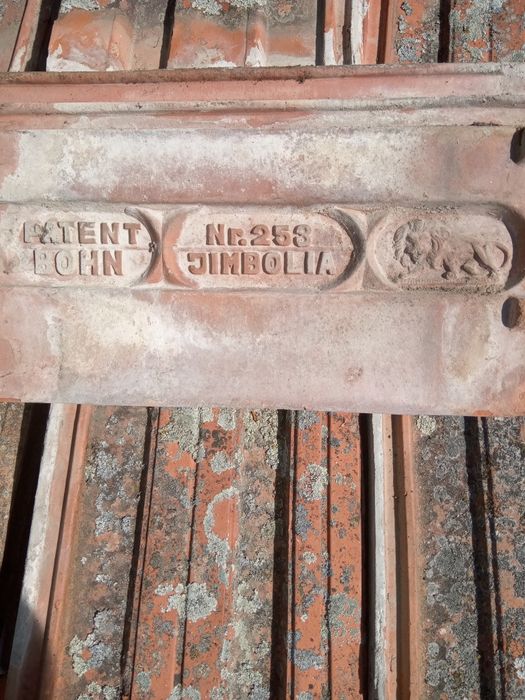 Țiglă și coamă de acoperiș