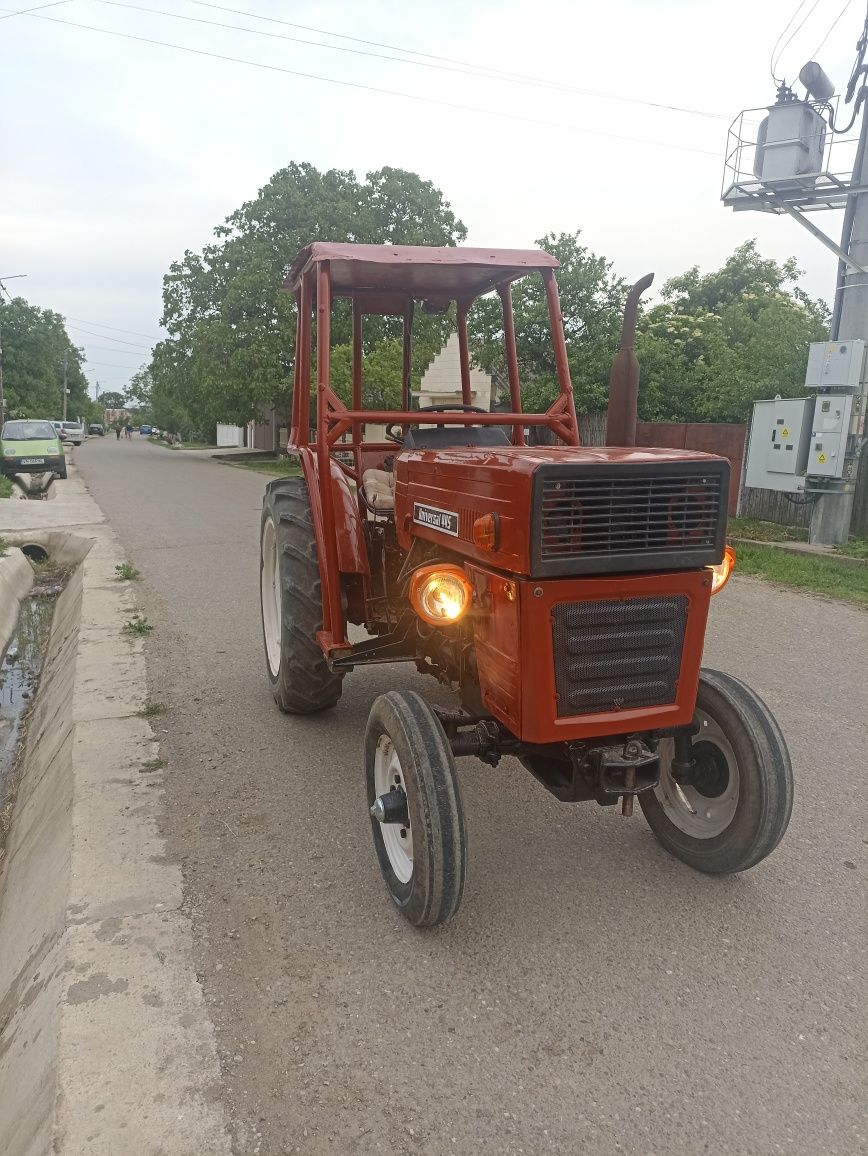 Vând tractor vr445
