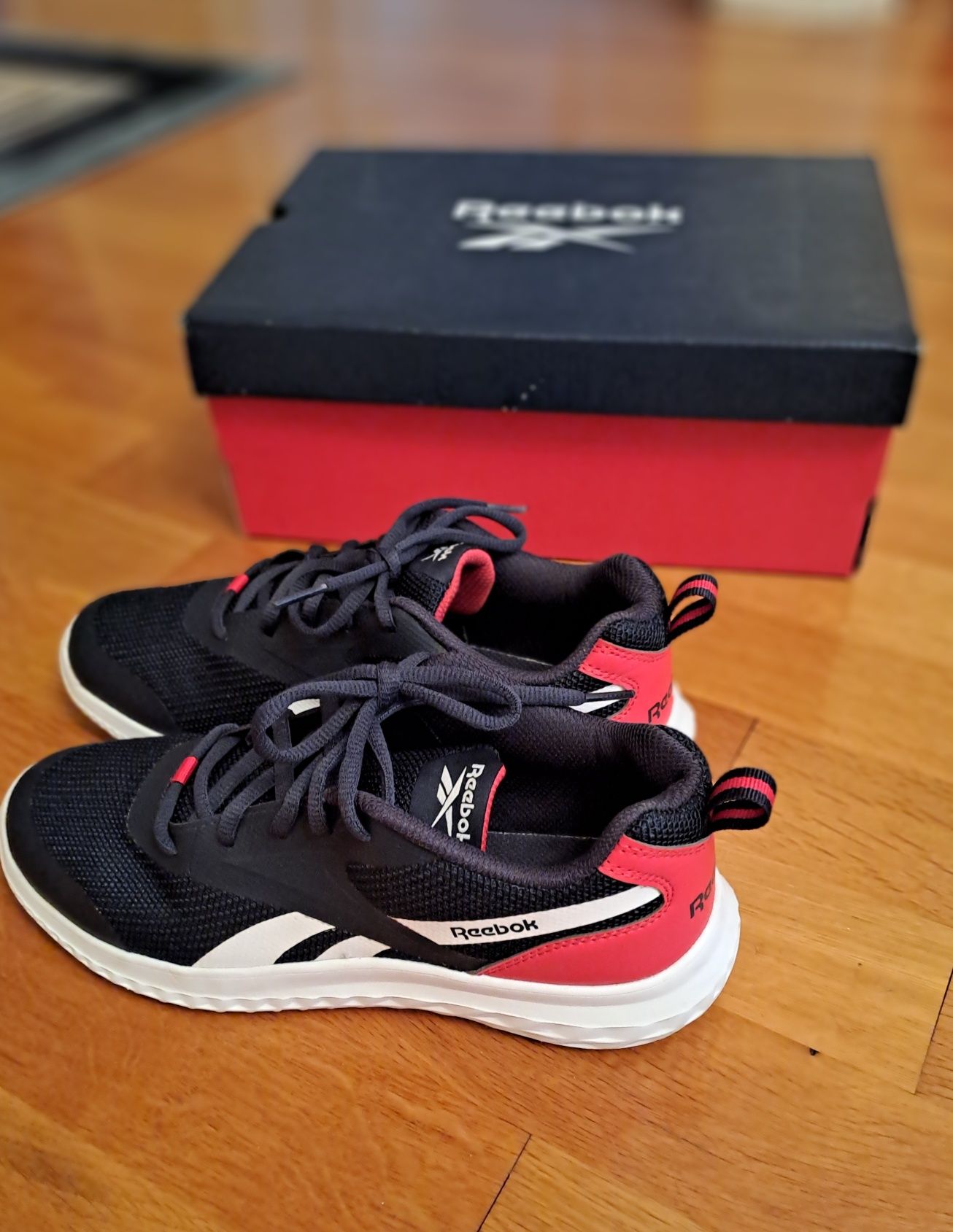 Маратонки Reebok номер 38.