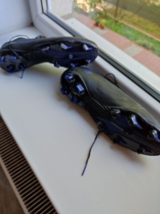 Vând pantofi sport ADIDAS pentru gazon dur