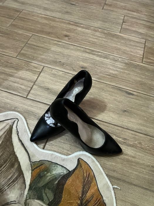 Черни токчета официални