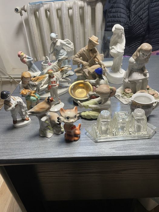 Vand diferite bibelouri din portelan