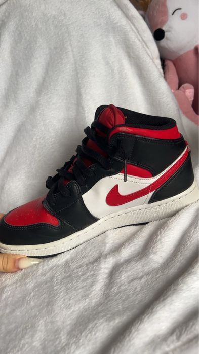 Jordan 1 roșu si negru