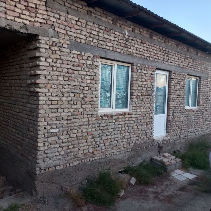 Курилиши тугалланмаган турт томони ураб олинган участка