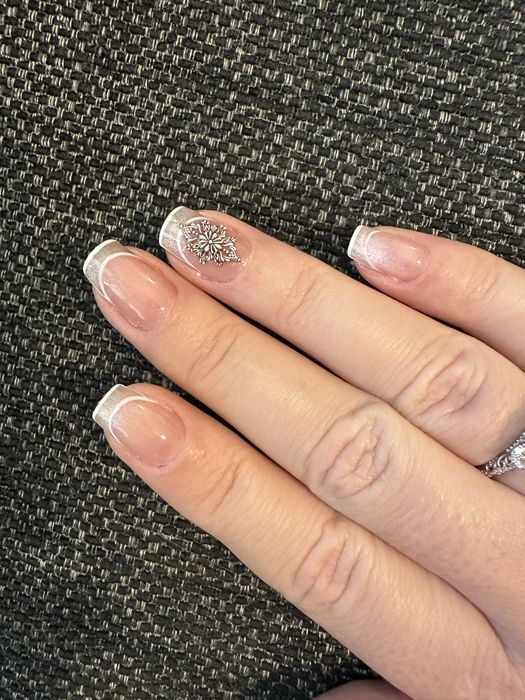 Realizez unghii cu oja semi la domiciliul clientei