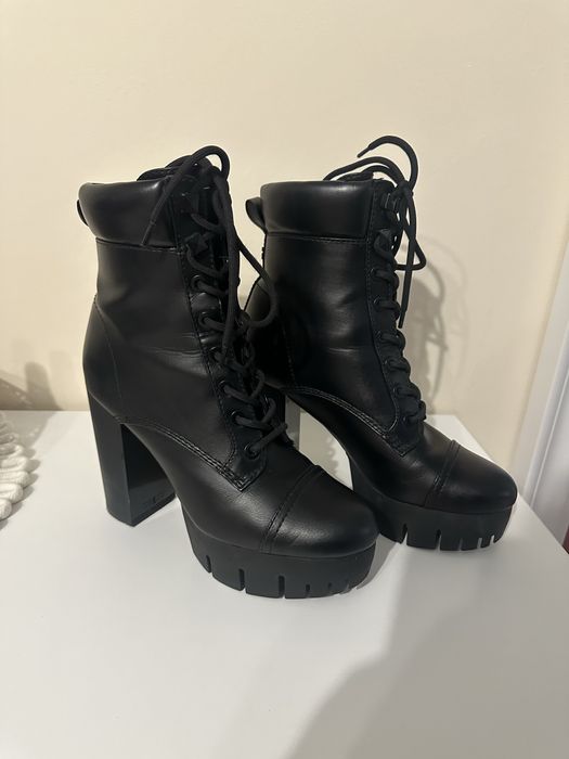 Черни кожени боти guess на ток