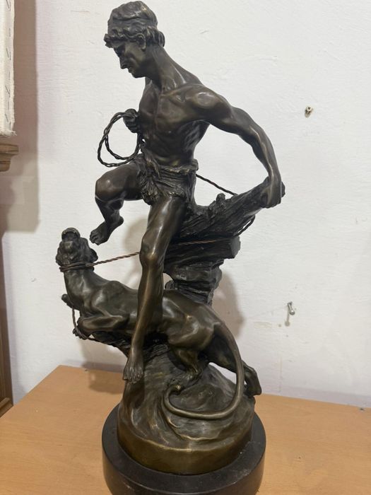 Statuetă din bronz masiv – piesă de colecție, semnată