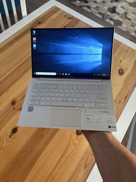 Asus Vivobook 13”.Ultraportabil,geanta noua,procesor i5,taste luminate