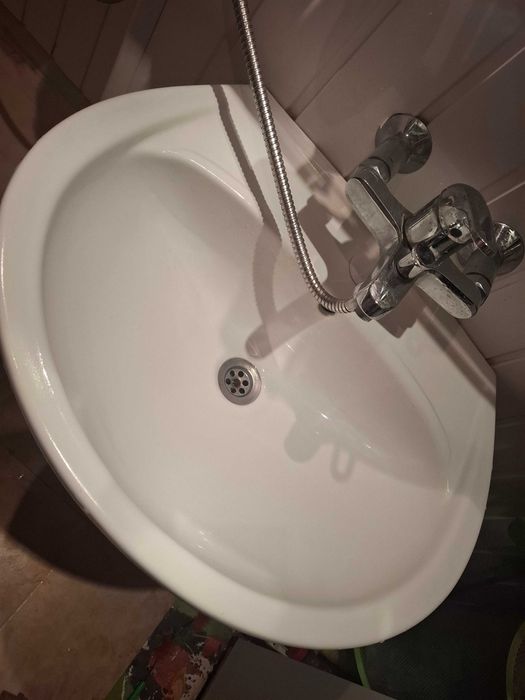 Продавам порцеланова мивка с ботуш за баня