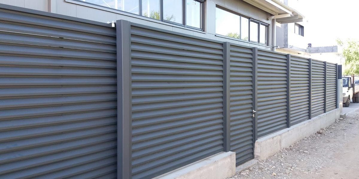 garduri si porti tip jaluzea fer forjat șipcă metalică plasă bordurată