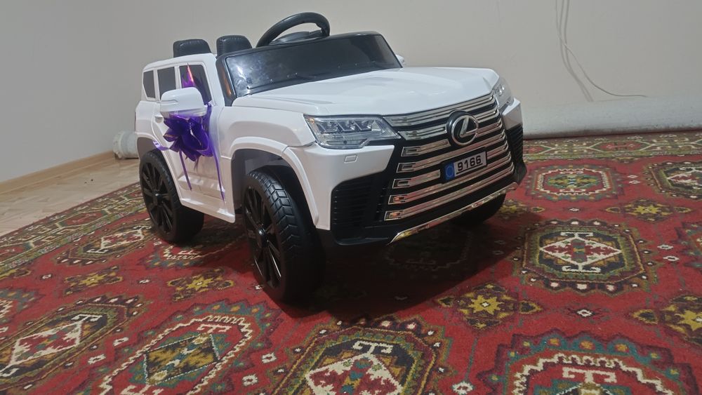 Продам игрушечный автомобиль на пульту