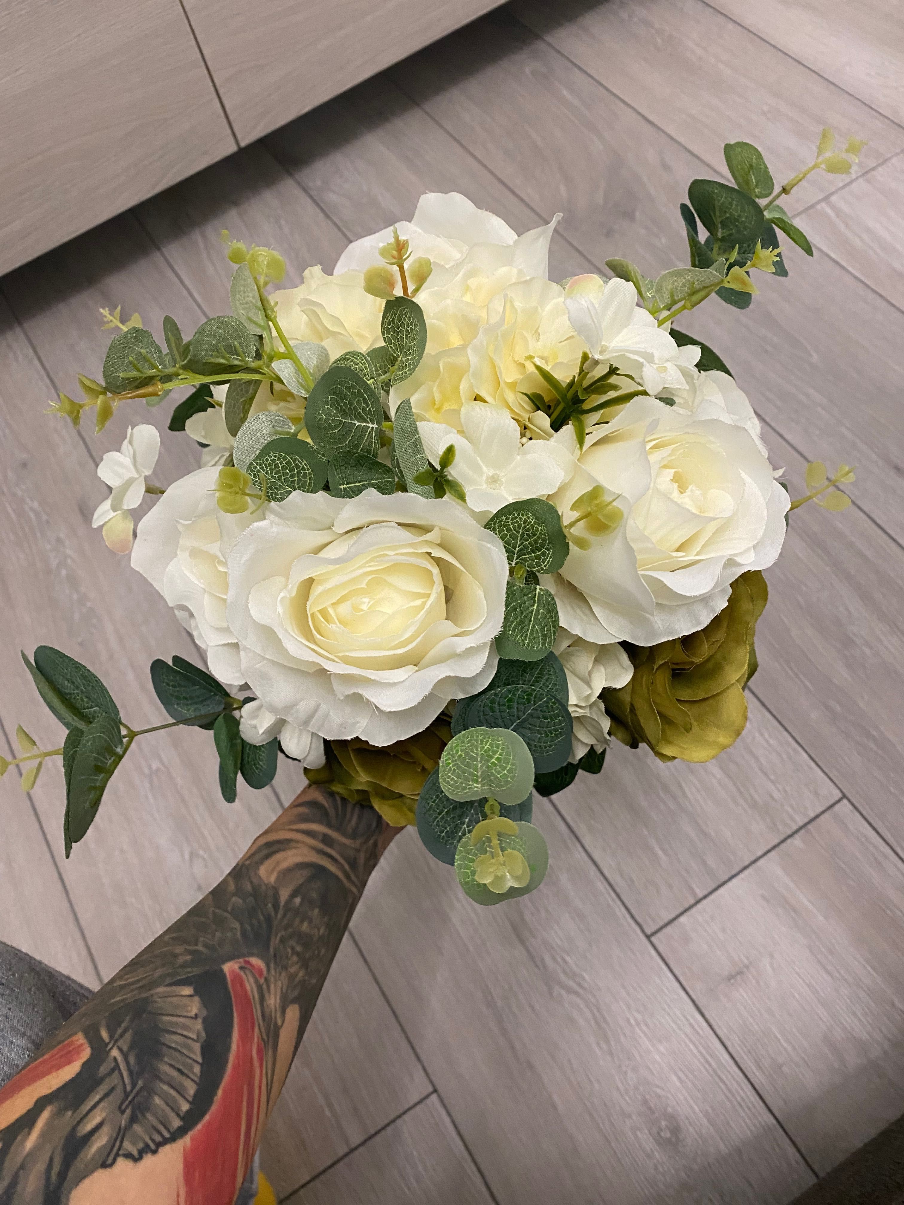 Сватбен букет от изкувствени цветя с евкалипт