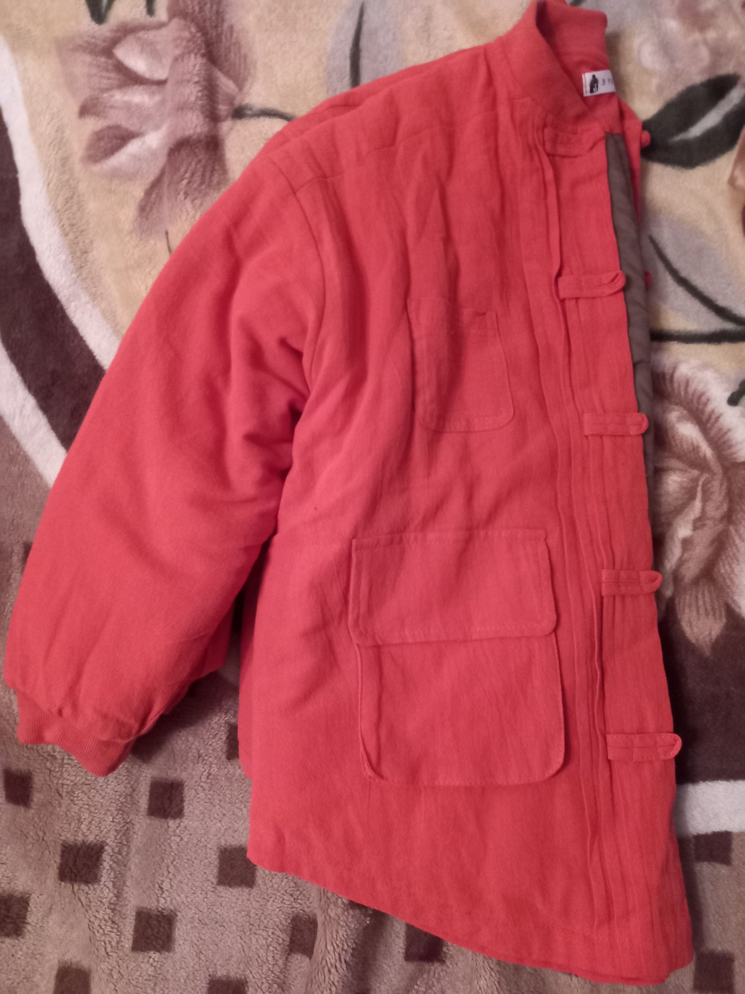 Куртка демесезонное женская 2 штуки по 5 тысяч тенге.