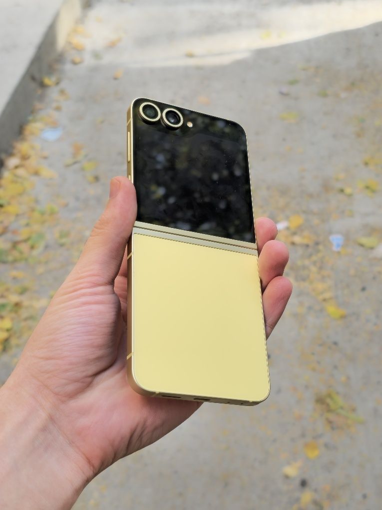 Samsung Z Flip 6 Golden