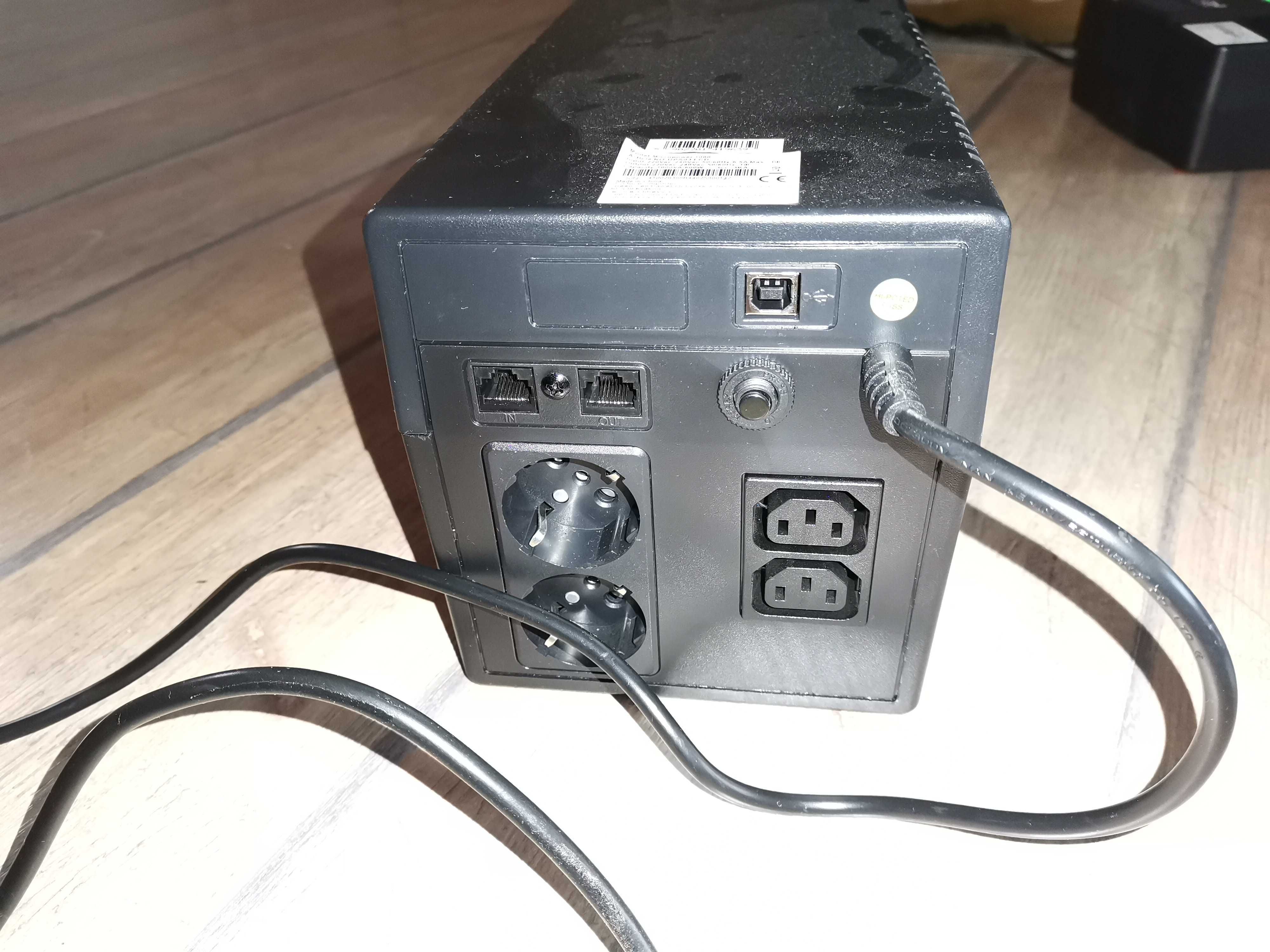 Две GreenCell UPS устройства (едното работещо, другото с проблем);