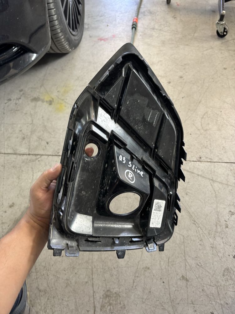 дясна решетка за бронята за audi q5 sline 80A807680AG/80A807692M