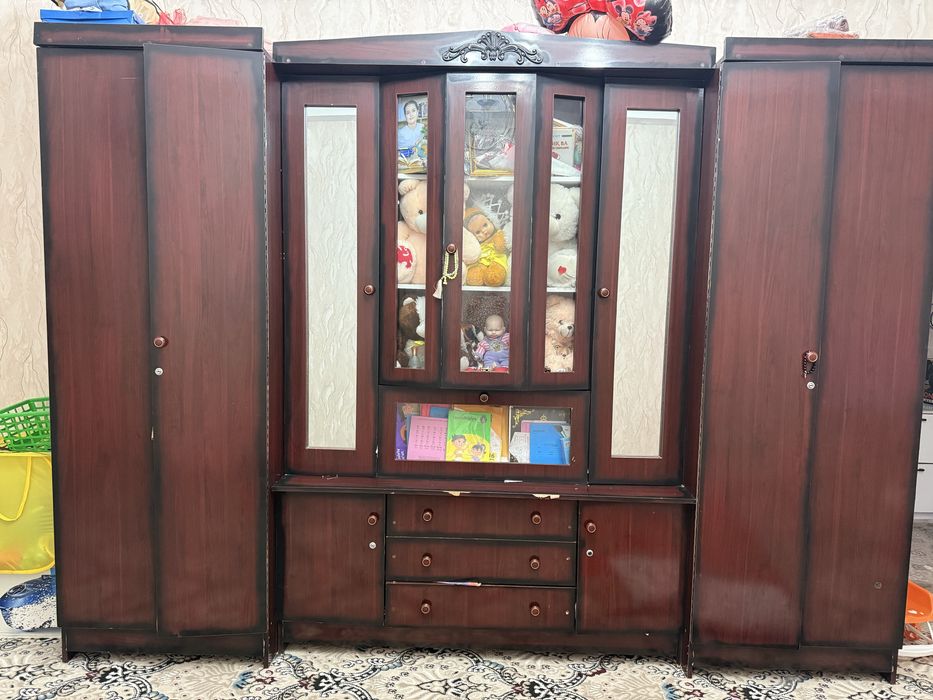 Shkaf garnitur 3 ga ajraladi sandiq bilan birga sotiladi