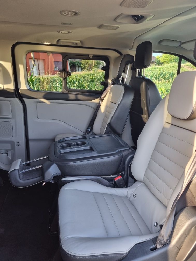 Inchiriez Ford Turneo Custom