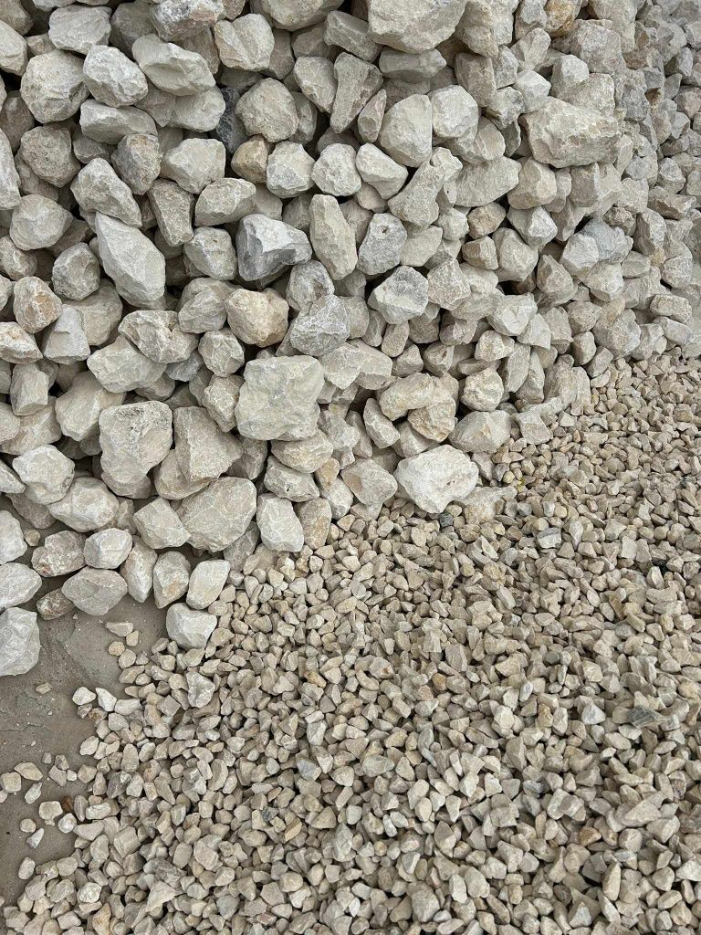 Piatră decorativa calcar alb-bej și granit gri albăstrui ornamentala