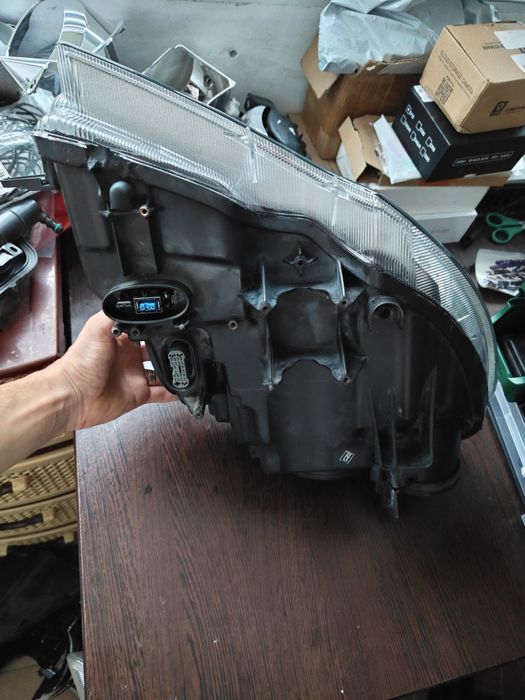 Far bi-xenon adaptiv Skoda Superb 2
