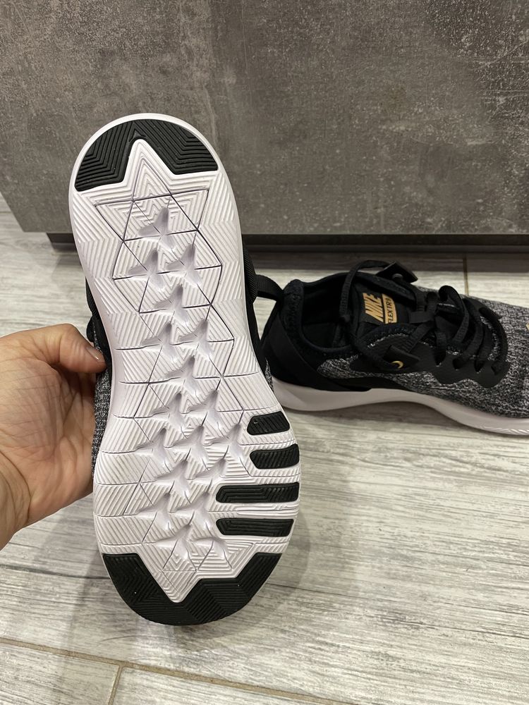 Маратонки Nike. Подходящи за тренировки в зала.