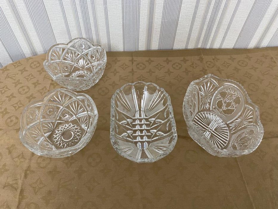 Поодам хрустальные конфетницы