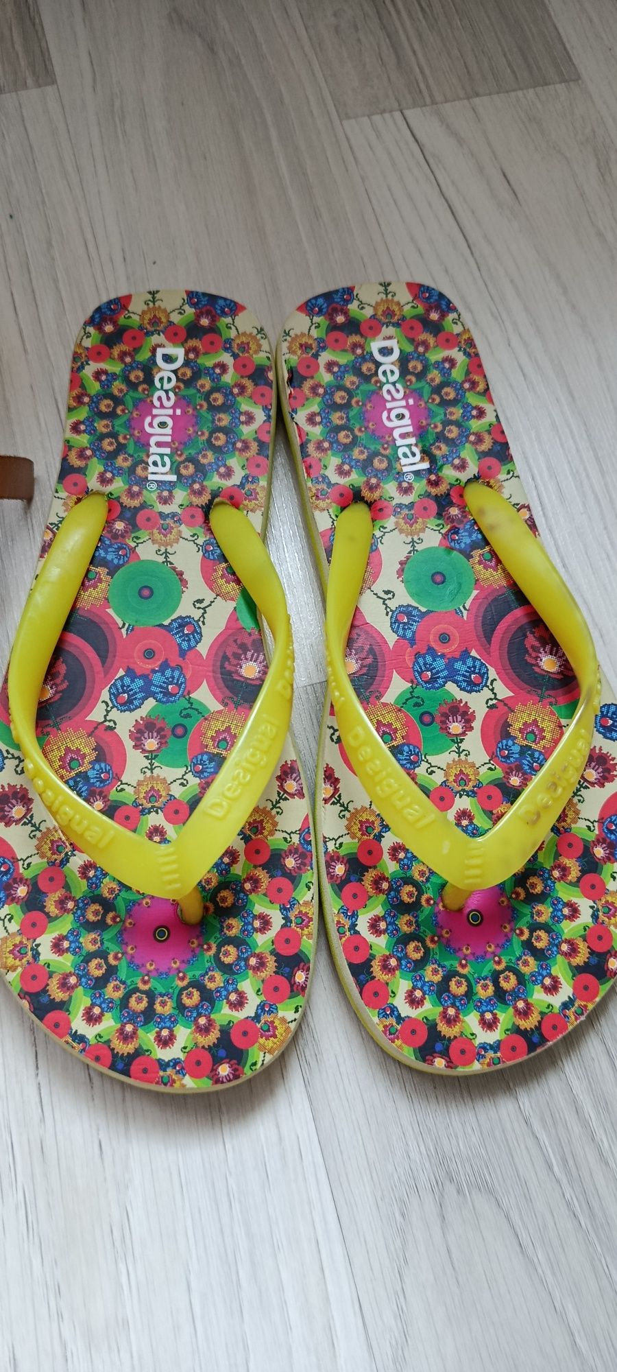 Vând sandale Zara măsură 35+slapi Desigual